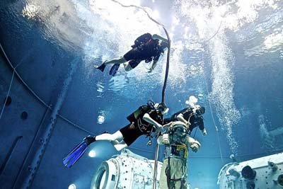 Scuba divers assisting Michael Najjar during his EVA training in the GCTC - Star City - Russia / Taucher assistieren Michael Najjar während seines EVA Trainings im GCTC - Star City - Russland - 2012