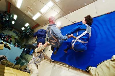 Two Mexian artists floating free infront of a blue screen during a parabola for the Mexican art project 'La Gravedad de Los Asuntos' - Star City - Russia / Zwei mexikanische Künstler schweben frei for einem Blue-Screen während einer Parabel für das mexikanische Kunstproject 'La Gravedad de Los Asuntos' - Star City - Russland - 2014